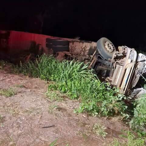 Caminh&atilde;o com 100 bovinos tomba e motorista morre 