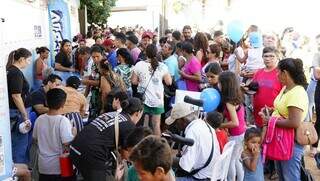 Centenas de moradores compareceram à Escola Municipal Professor Antônio Lopes Lins para participar de mutirão de serviços (Foto: Alex Machado)