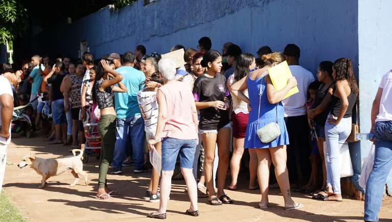 No sol, multidão aguarda atendimento durante o mutirão "Todos em Ação" (Foto: Alex Machado)