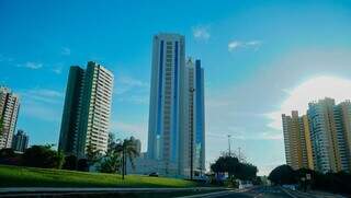 Céu ensolarado em Campo Grande na manhã deste sábado. (Foto: Alex Machado)