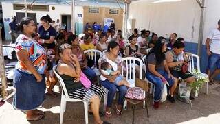 Moradores do Caiobá aguardando atendimento da Emha. (Foto: Alex Machado)