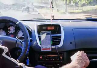 Motorista de aplicativo durante trabalho na Capital (Foto: Henrique Kawaminami)