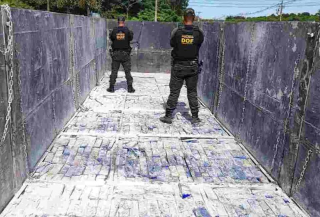 Pol&iacute;cia encontra 4 mil tabletes de maconha em semirreboque na fronteira