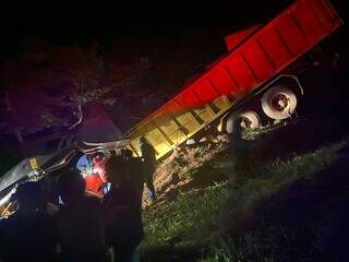 Motorista morre ap&oacute;s caminh&atilde;o carregado com aterro tombar 