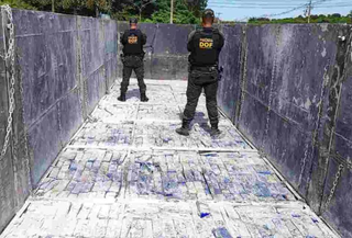 Tabletes de maconha estavam prensados em fundo falso de semirreboque. (Foto: Reprodução/DOF)