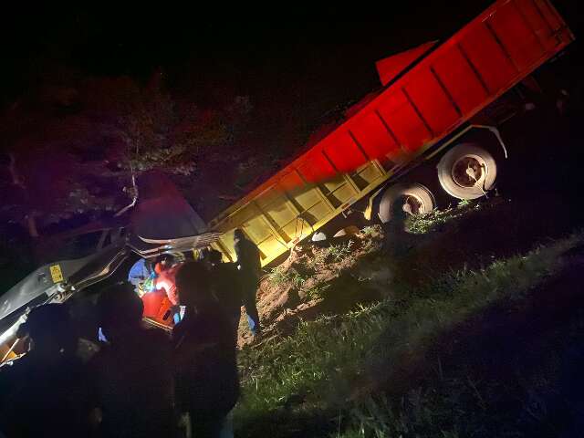 Motorista morre ap&oacute;s caminh&atilde;o carregado com aterro tombar 