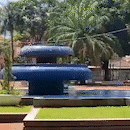 Calor de quase 40°C faz chafariz de praça ser “piscina” para crianças