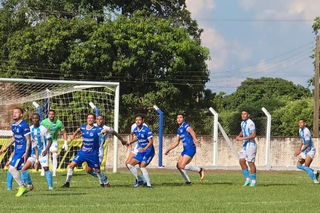 Jogadores disputam a posse da bola no Estádio Saraivão. (Foto: Cido Pereira/FFMS)