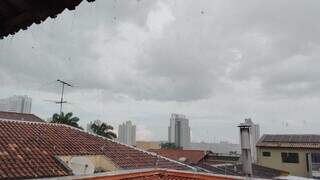 Chuva d&aacute; o &quot;ar da gra&ccedil;a&quot; para espantar o calor&atilde;o na Capital 