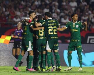 Jogadores do Palmeiras comemoram gol marcado por Raphael Veiga. (Foto: Fábio Menotti/Palmeiras)