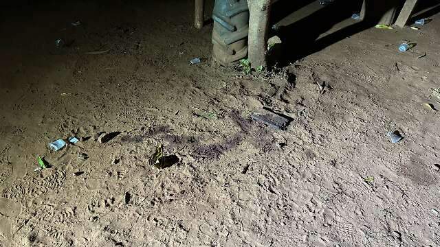 Rapaz morre ap&oacute;s ser esfaqueado por ex-namorada durante briga em bar