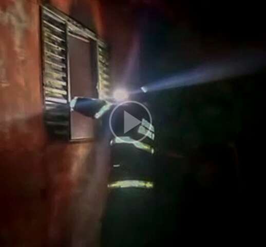 V&iacute;deo mostra casa destru&iacute;da por inc&ecirc;ndio em Corumb&aacute;