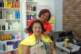Elenice Oliveira é especialista em cabelos ondulados, cacheados e crespos.