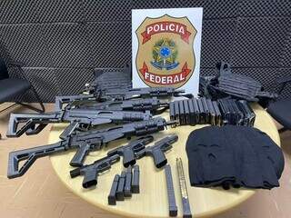Armas apreendidas pela Polícia Federal em outubro de 2022 com portador de carteirinha de CAC em Mato Grosso do Sul (Foto: PF/Divulgação)