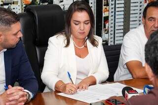 Prefeita Adriane Lopes durante assinatura do decreto (Foto: Juliano Almeida)