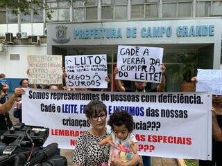 Mães protestaram essa manhã; Joelma levou Maria Valentina para a manifestação (Foto: Lucas Santana)