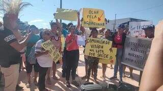 Moradores do Jardim Noroeste levam cartazes em protesto na Avenida Min. João Arinos (Foto: Direto das Ruas)