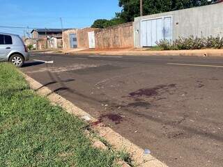 Manchas de sangue na Rua Cláudio Manoel da Costa onde o adolescente foi ferido (Foto: Clara Farias) 