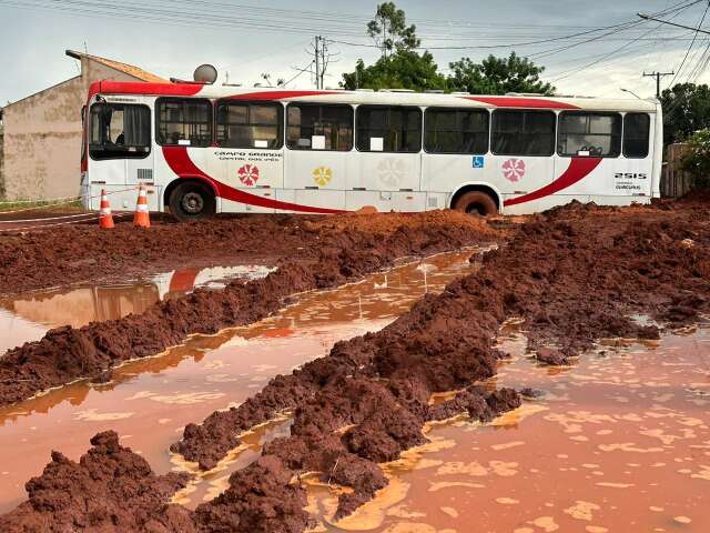 &Ocirc;nibus atola em rua do Noroeste e deixa passageiros ilhados 