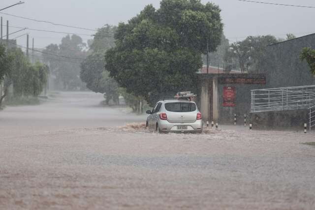 Em poucos minutos, chuva alaga ruas pr&oacute;ximas &agrave; Lagoa Itatiaia