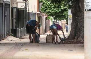 Casal em situação de rua revirando o lixo na Rua Barão do Rio Branco (Foto: Marcos Maluf)