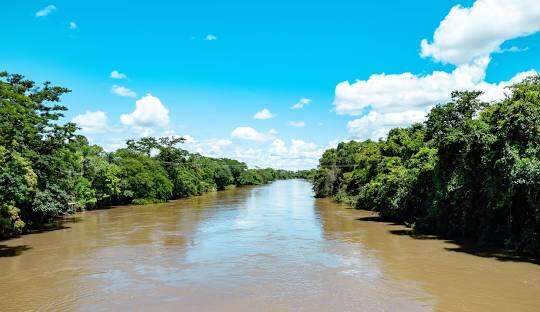 Homem &eacute; encontrado decapitado e de p&eacute;s amarrados &agrave;s margens de rio 