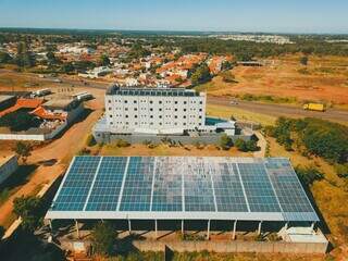 Placas solares instaladas em hotel de Campo Grande, na saída para Três Lagoas (Foto: Divulgação/Hotel WR)