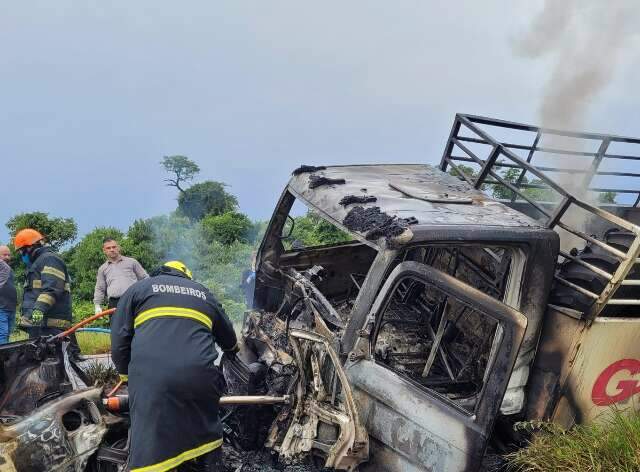 Colis&atilde;o seguida de inc&ecirc;ndio mata quatro pessoas em rodovia de MS