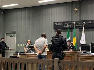 Vagner Franco Alves, em frente ao juiz Carlos Alberto Garcete, durante júri. (Foto: Bruna Marques)