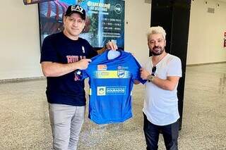 Técnico Rogério Herique ao lado do assessor de comunicação do Dourados, Gabriel Roriz, no Aeroporto Internacional de Campo Grande (Foto: Divulgação)