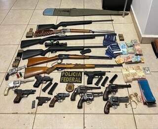 Rifles, pistolas, revólveres, munições e dinheiro apreendidos em fazenda de Bela Vista (Foto: Divulgação)