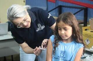 Rosana Leite de Melo aplica vacina contra dengue em criança da Reme (Foto: Marcos Maluf)