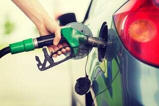 Automóvel é abastecido com etanol em posto de combustíveis de MS; Estado está entre aqueles que compensa abastecer com o biocombuatível. (Foto: Divulgação/Famasul)