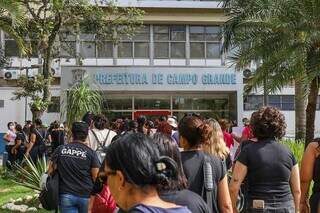 Cerca de 100 funcionárias de Emeis protestam em frente à prefeitura (Foto: Henrique Kawaminami)