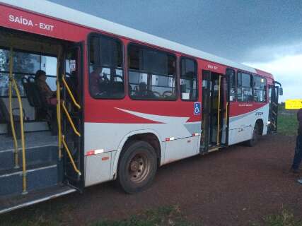 Sem combustível, ônibus para e deixa passageiros presos em rodovia