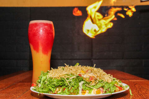 Com três salsichas e calabresa, hot dog no prato é sensação em bairro