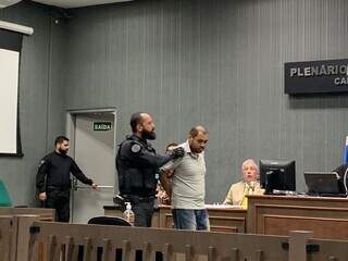 Vagner chegou ao plenário do Tribunal do Júri algemado, mas foi solto assim que jurados deram o veredicto (Foto: Bruna Marques)