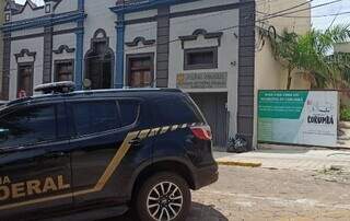 Viatura da Polícia Federal em frente à sede em Corumbá. (Foto: Reprodução/Google)