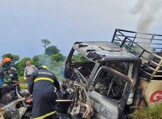 Equipe do Corpo de Bombeiros combate incêndio causado por colisão. (Foto: José Luiz Bressa/Portal do Conesul)