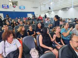 Cerca de 20 assistentes de educação infantil foram até a Câmara para levar reivindicações aos vereadores (Foto: Caroline Maldonado)