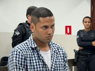 Guilherme, de camiseta xadrez, durante júri nesta terça-feira. (Foto: Jornal da Nova)