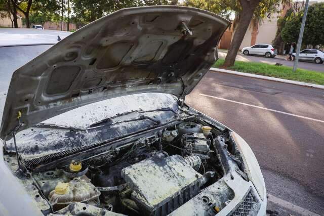 Carro tem princ&iacute;pio de inc&ecirc;ndio ap&oacute;s curto-circuito na bateria 