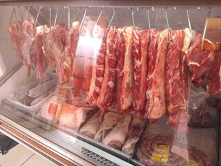 Vitrine de costelas refrigeradas em açougue em Campo Grande. (Foto: Izabela Cavalcant)