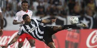 O camisa 11 do Botafogo, Júnior Santos, com a posse da bola em confronto com Bragantino. (Foto: Staff Images/Botafogo.com.br)