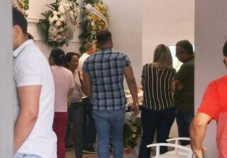 Sem coveiro, cemit&eacute;rio manda fam&iacute;lia esperar um dia ou fazer enterro sozinha