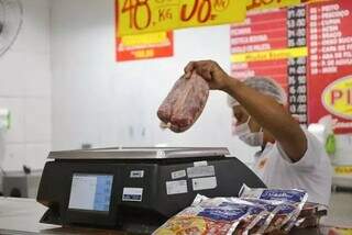 Carne bovina sendo comercializada em um supermercado da Capital (Foto: Arquivo/Campo Grande News/ Paulo Francis)