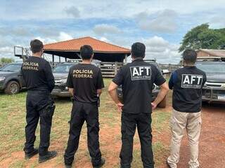 Agentes da PF e do MTE em fazenda onde foram feitas buscas (Foto: Divulgação)