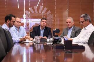 Governador de MS, Eduardo Riedel e representantes do setor agropecuário (Foto/Divulgação)