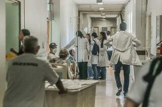 Residentes atendem pacientes no corredor do pronto socorro, cena que poderá ficar mais rara daqui em diante (Foto: Marcos Maluf)