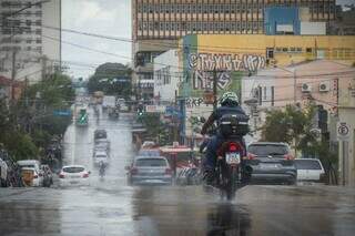 Chuva chega à Rua Treze de Maio, no Centro (Foto: Henrique Kawaminami)